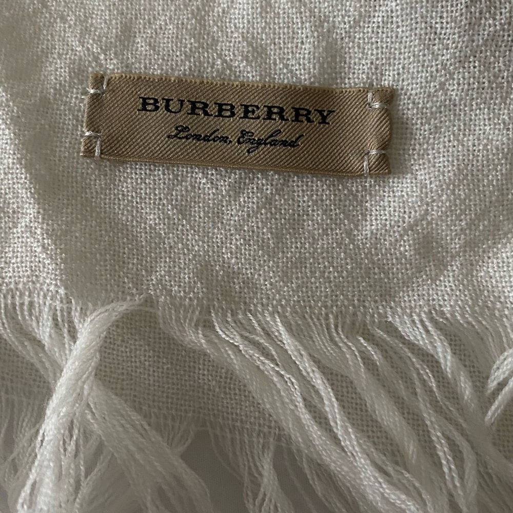Burberry scarf - Picture 2 of 7